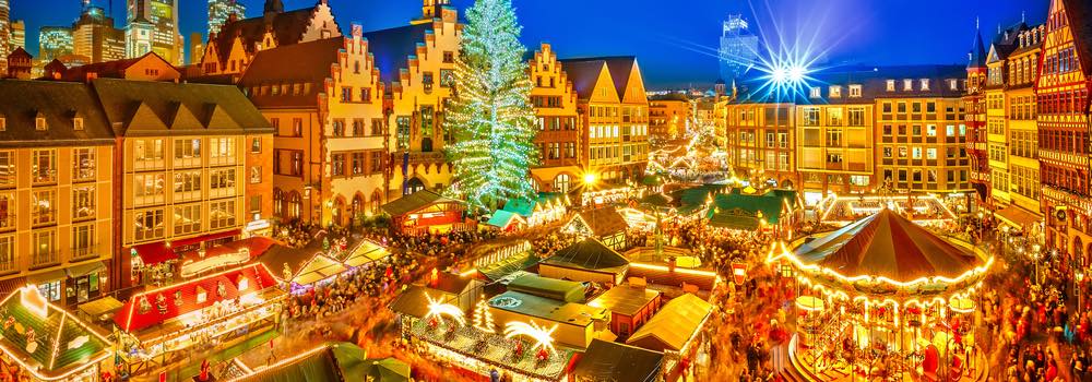uitzicht over een verlichte kerstmarkt